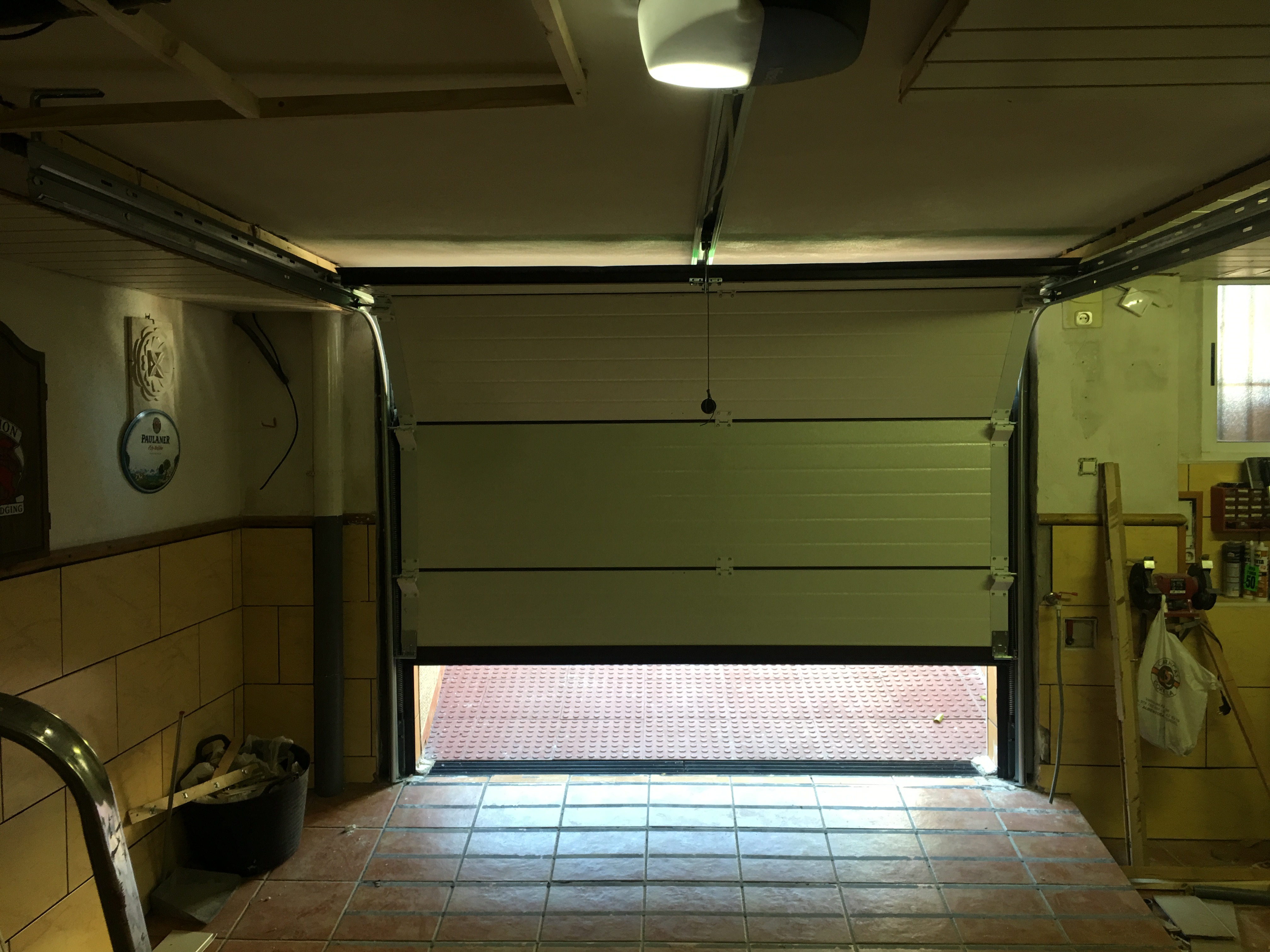 PUERTA SECCIONAL ABRIENDO