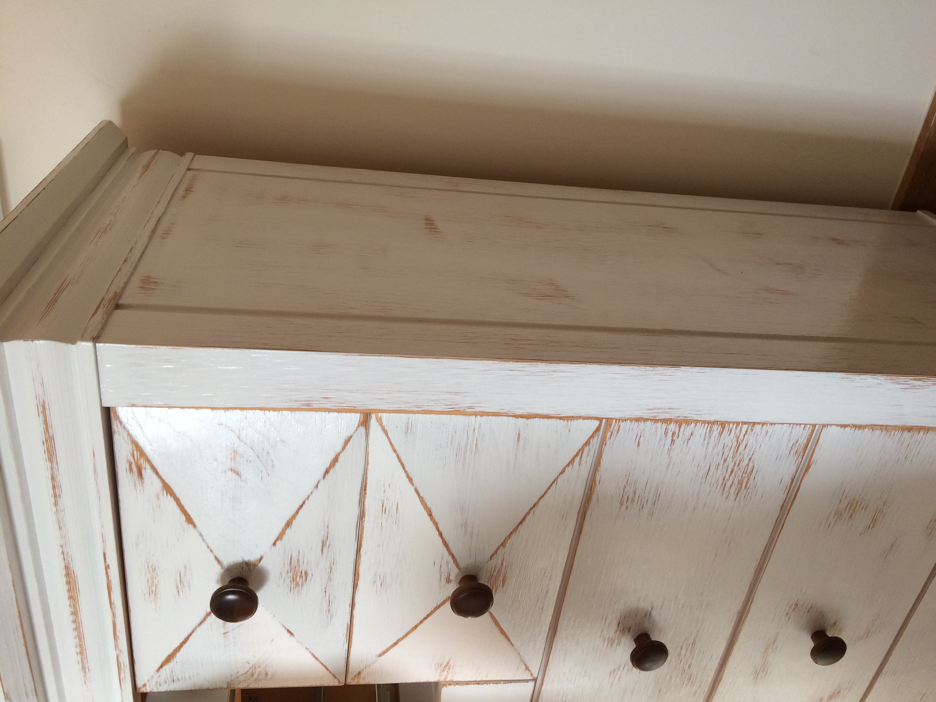 Patina o decapé sobre mueble natural