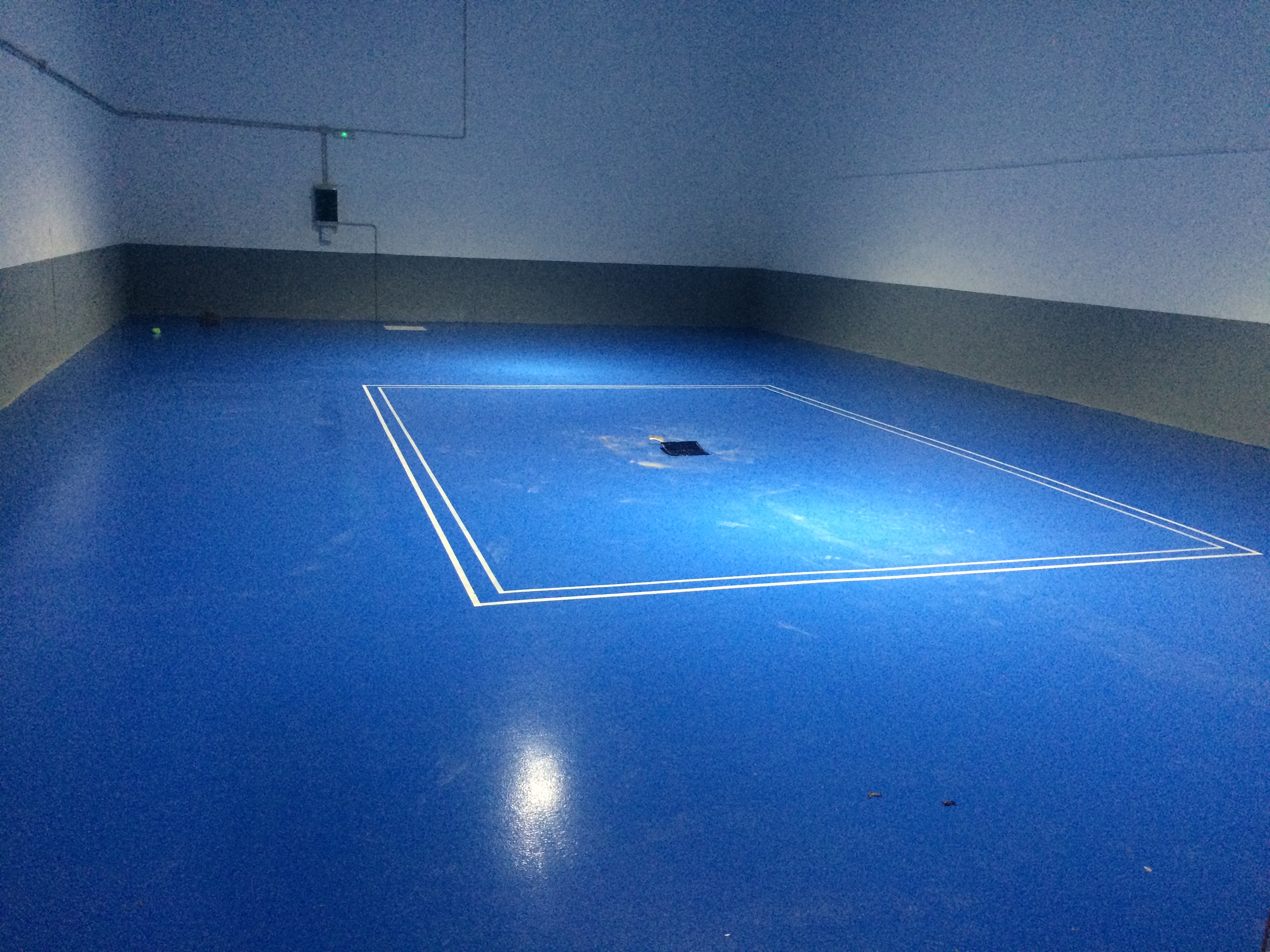 Acabado con pintura epoxi autonivelante.