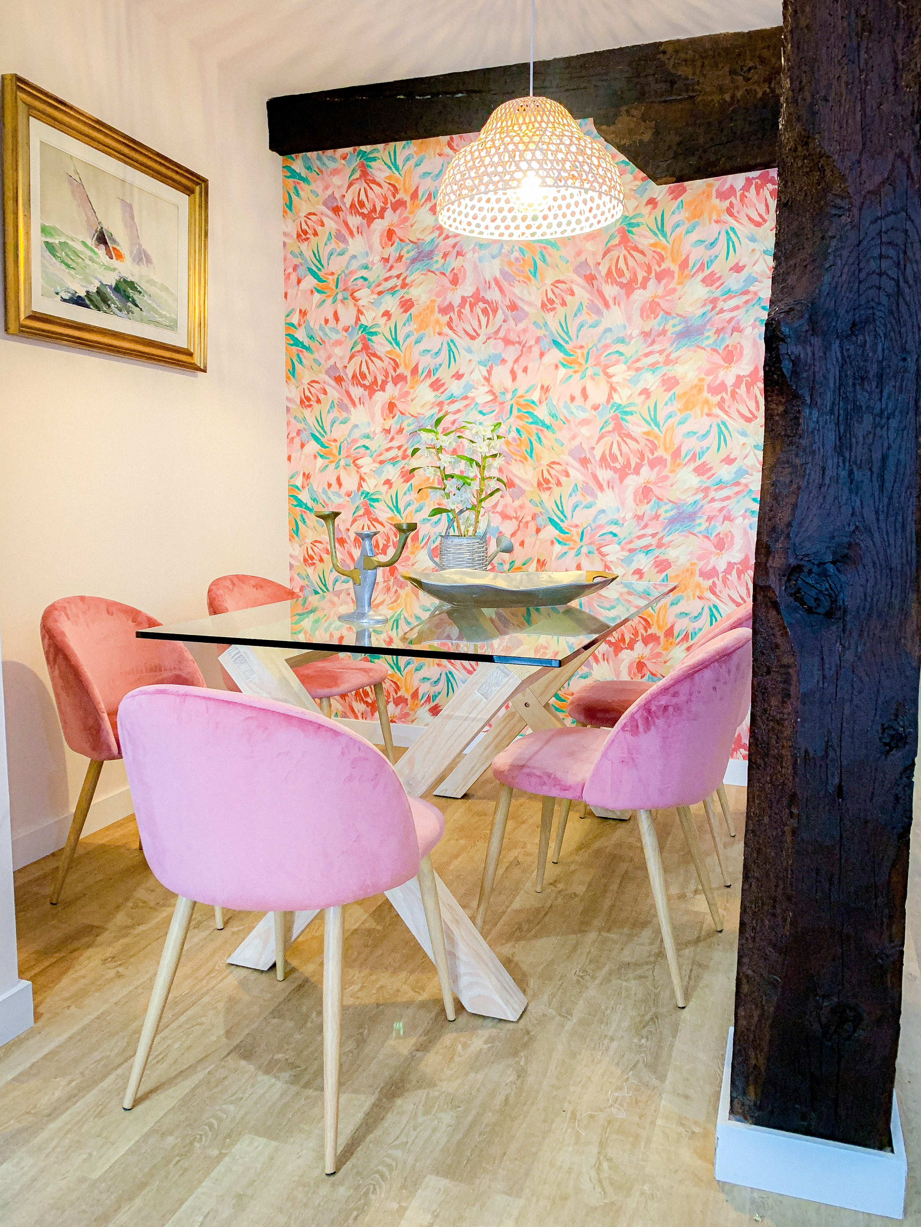 Comedor decorado con papel pintado floral