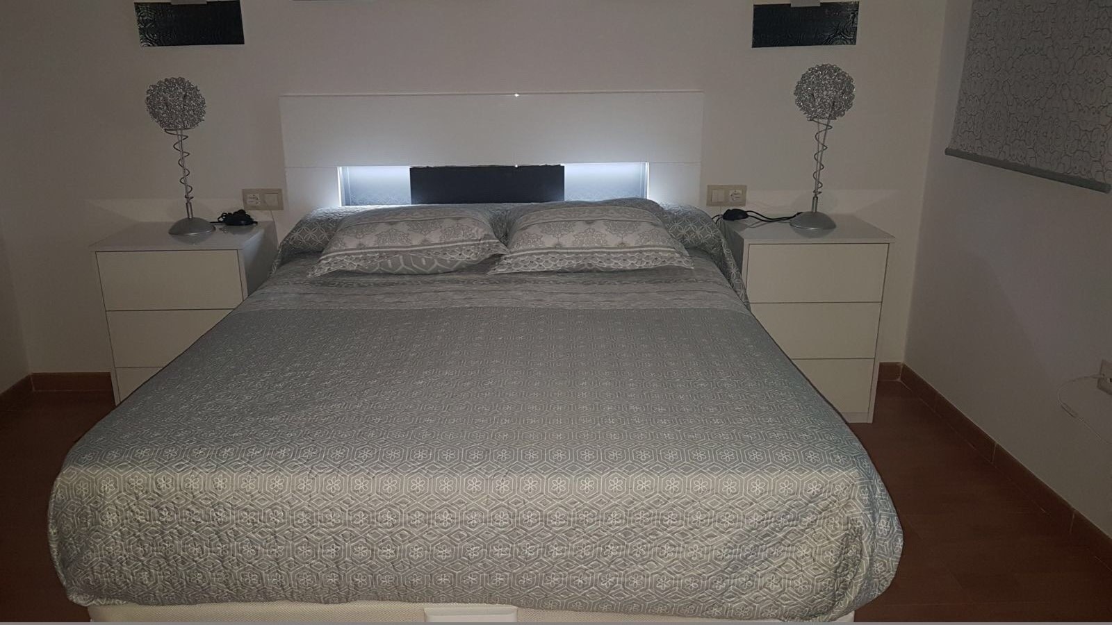 Cabecero con LED y mesitas con push a medida