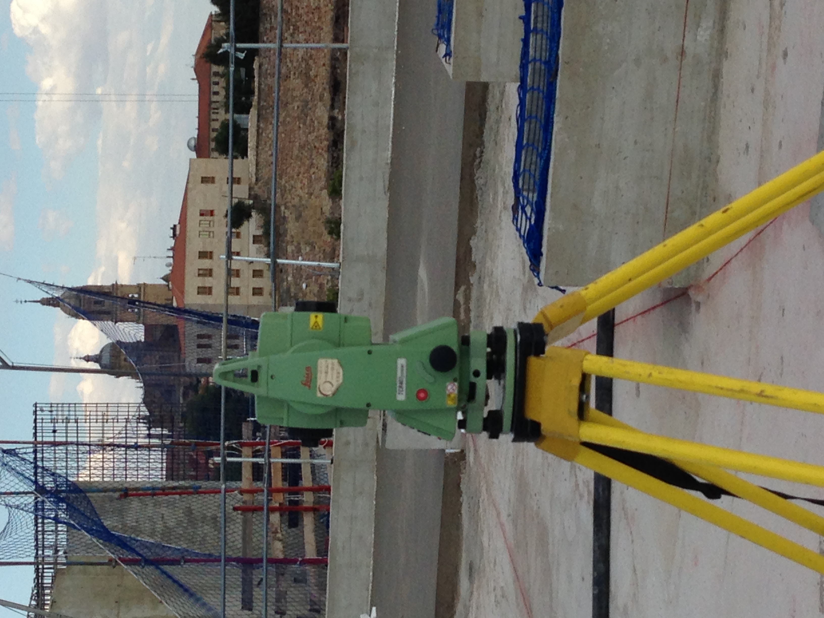 Trabajo en el Clinico de Salamanca. Al fondo la catedral de Salamanca.