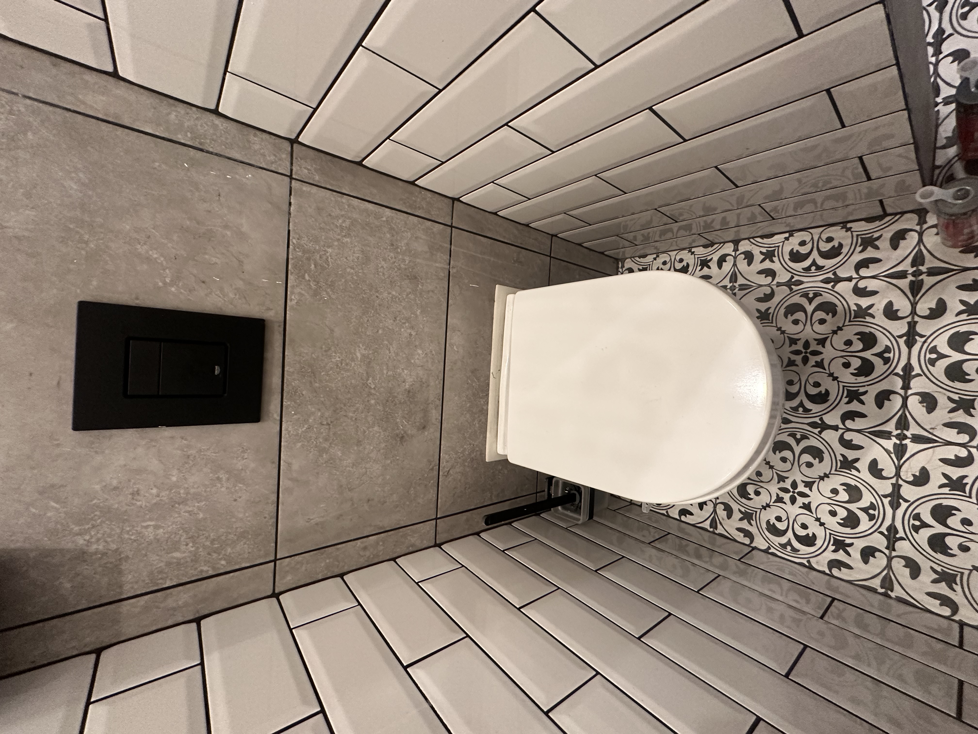 Colocación de azulejos e instalación de un inodoro