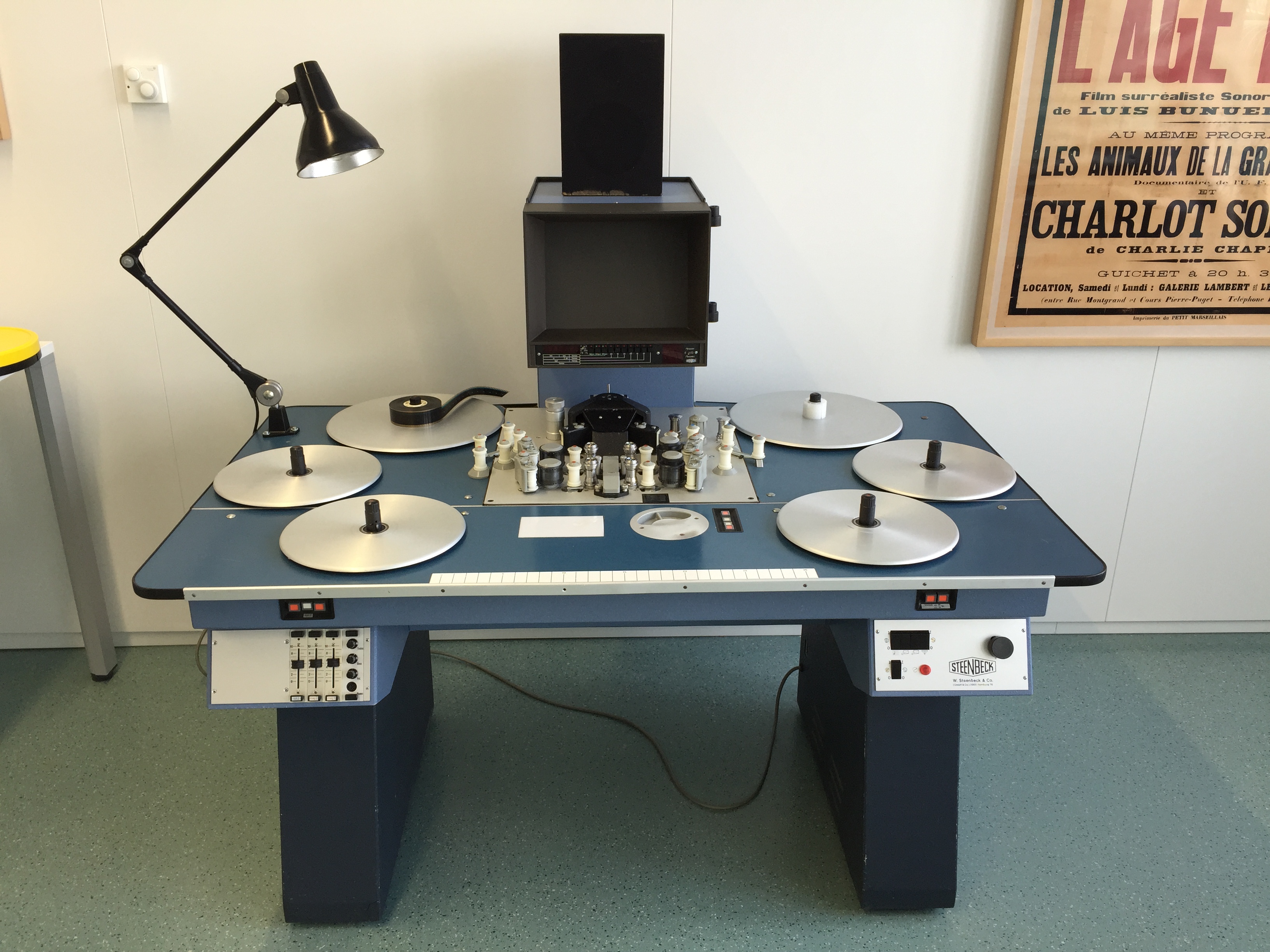 Reparación y mantenimiento de moviolas de cine.