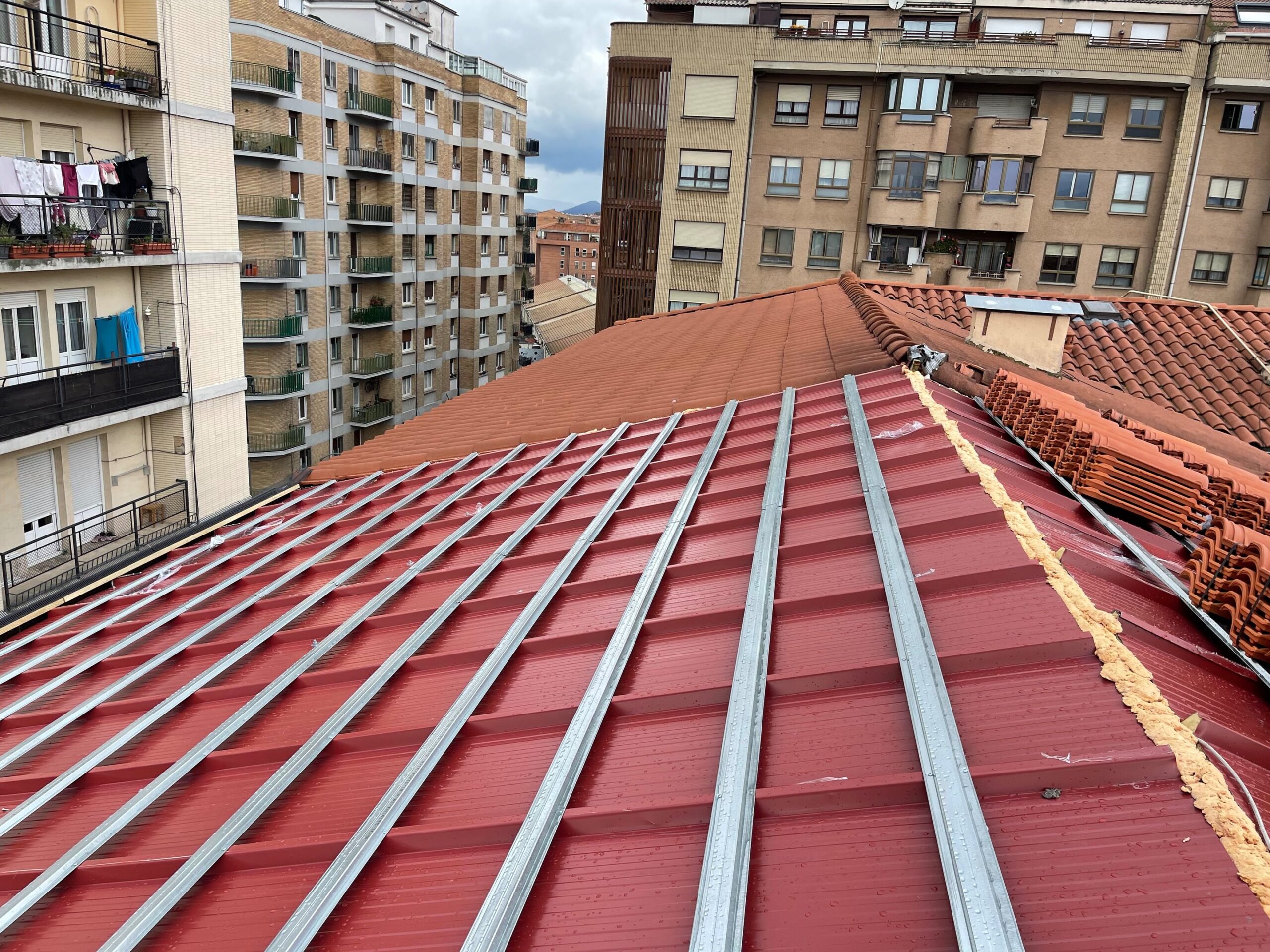 Ejecución de cubierta ventilada con doble aislamiento térmico en edificio residencial de Burlada (Navarra)