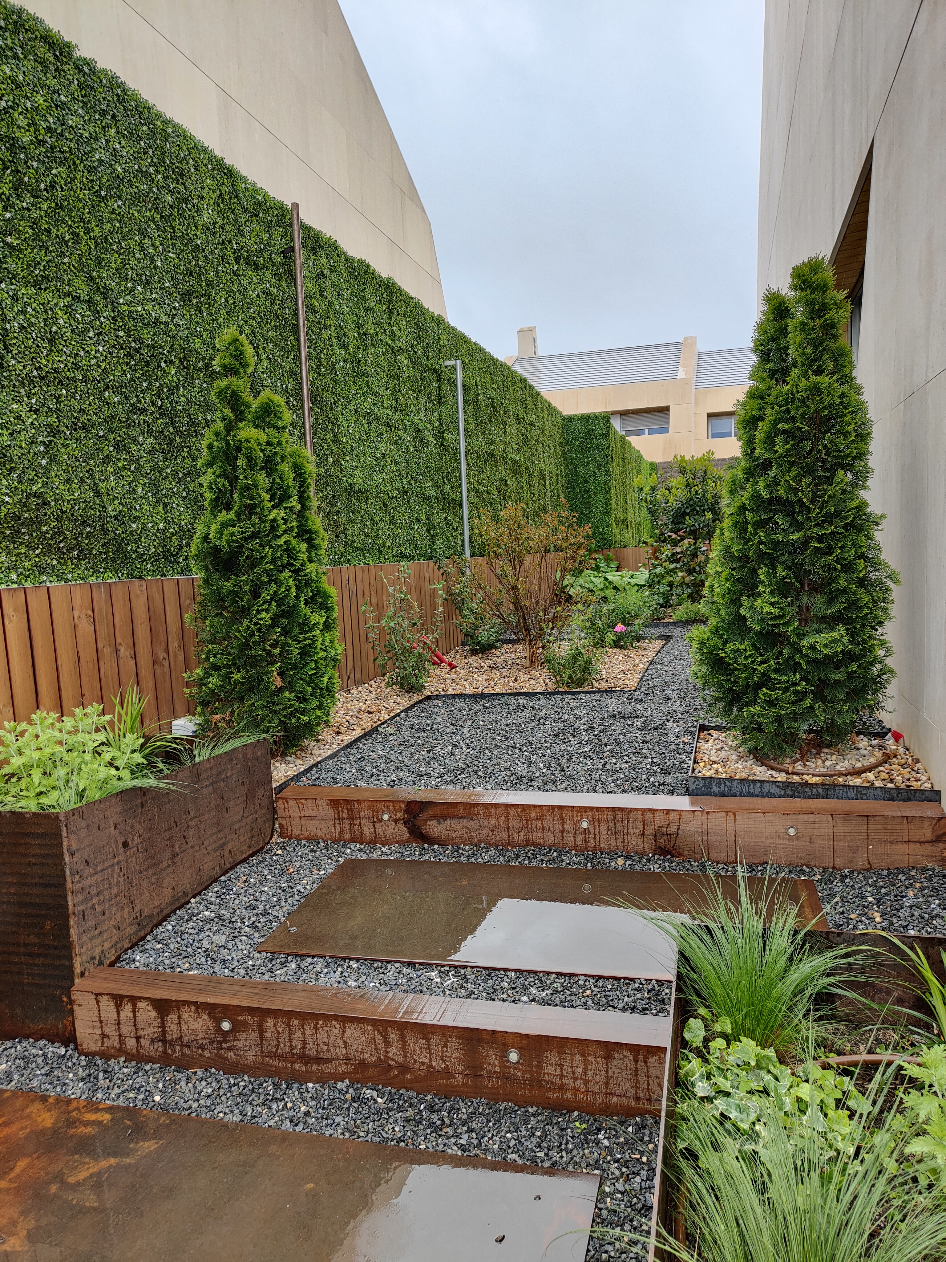 Pasillo en jardín en Boadilla vista frontal