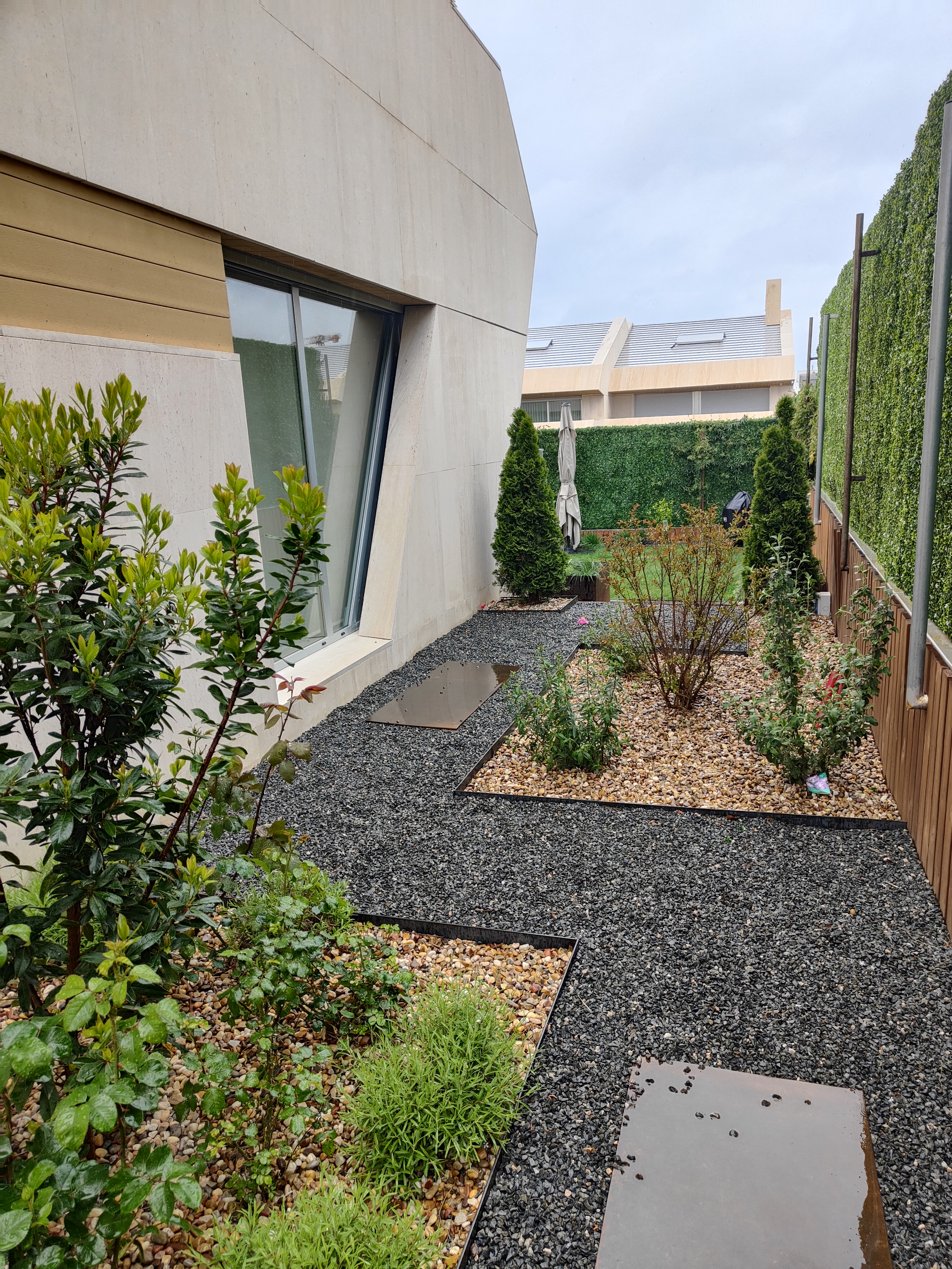 Pasillo en jardín de Boadilla