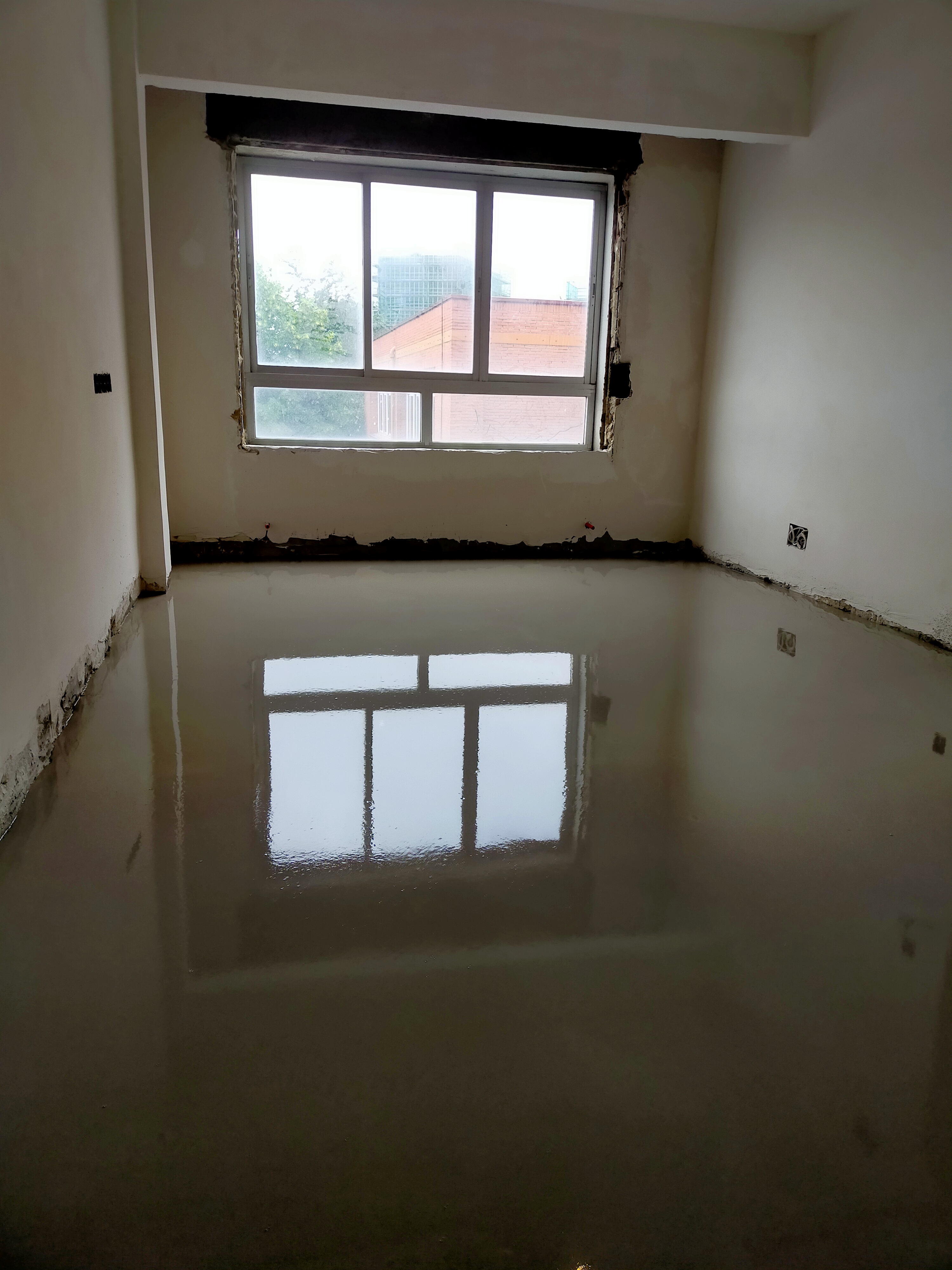 Aplicación de pasta niveladora para colocar posteriormente suelo vinílico