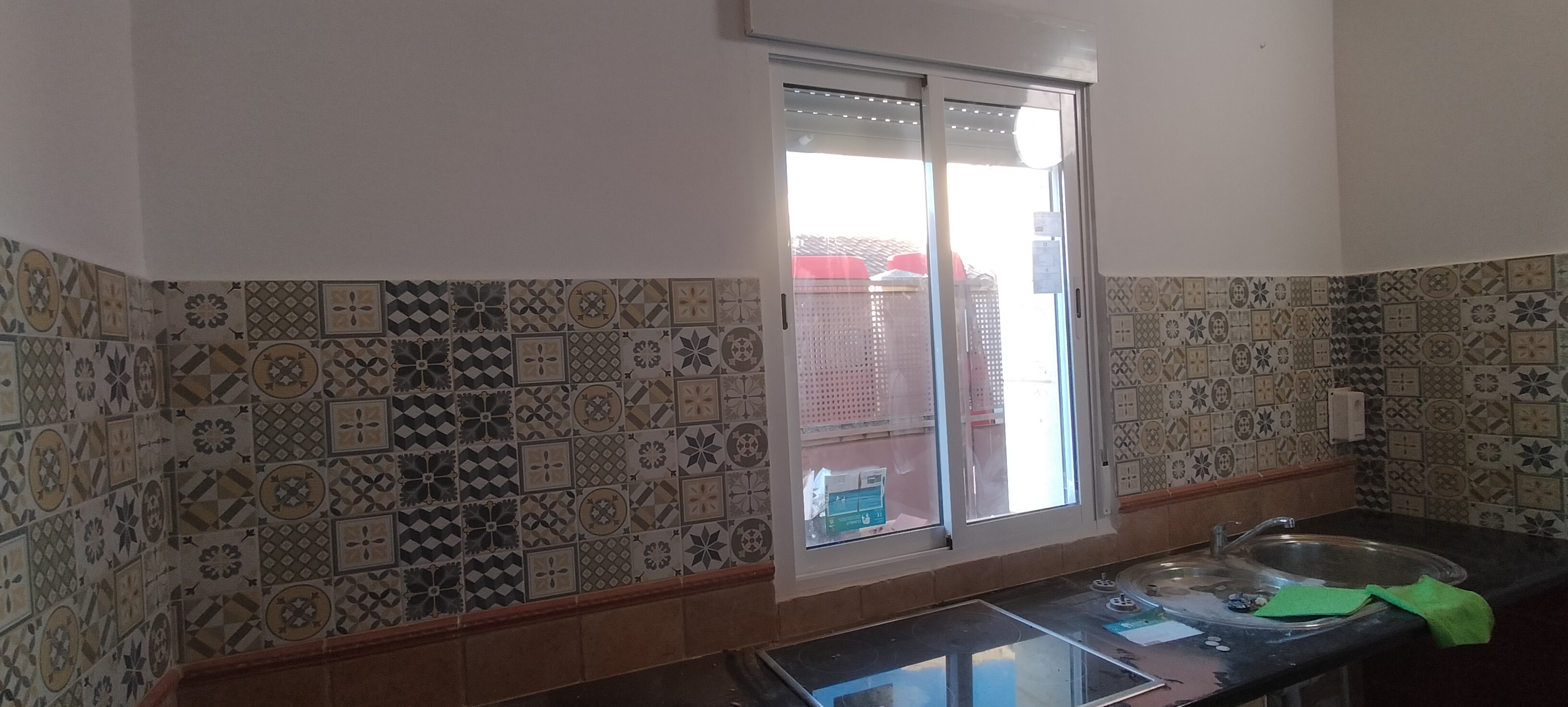Azulejos y ventana corredera