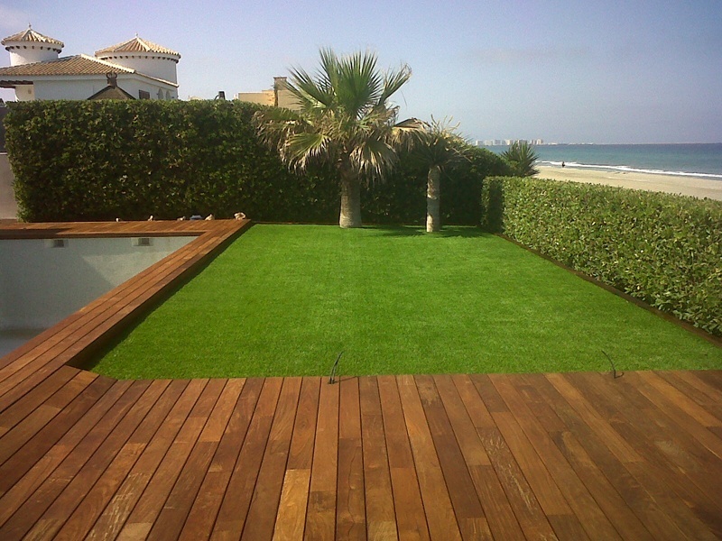 Instalación césped artificial y tarima madera Ipe