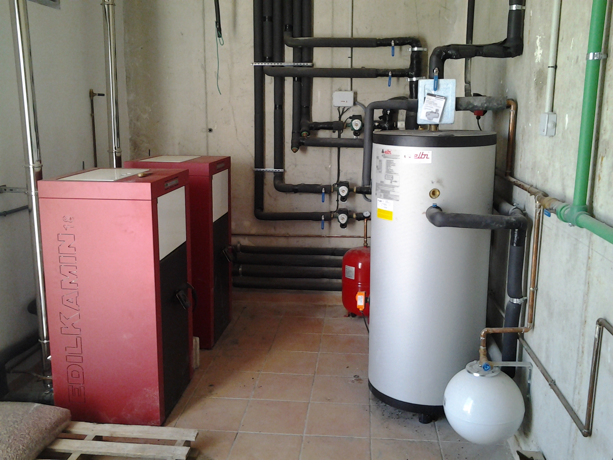 Instalación de calderas de pellet y acumuladores de ACS