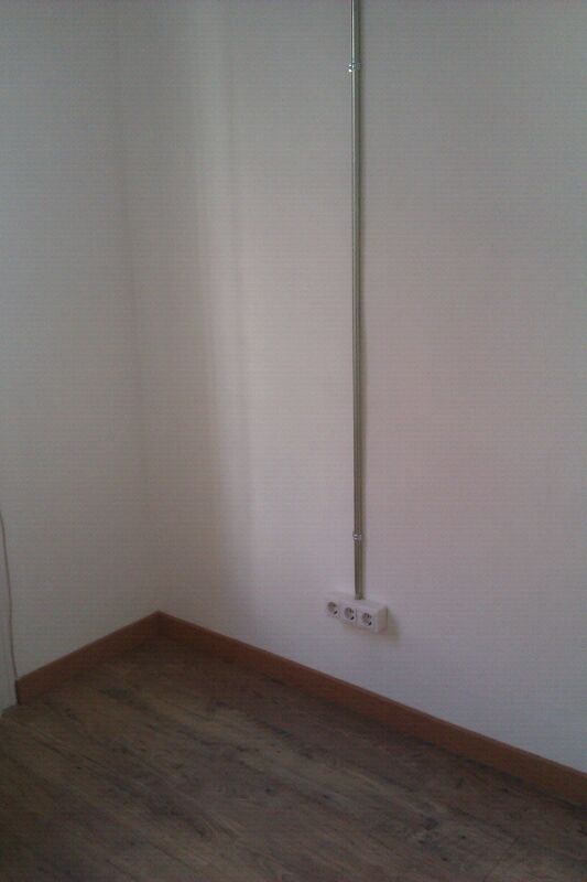 Instalacion electrica de vivienda en tubo metalico industrial.