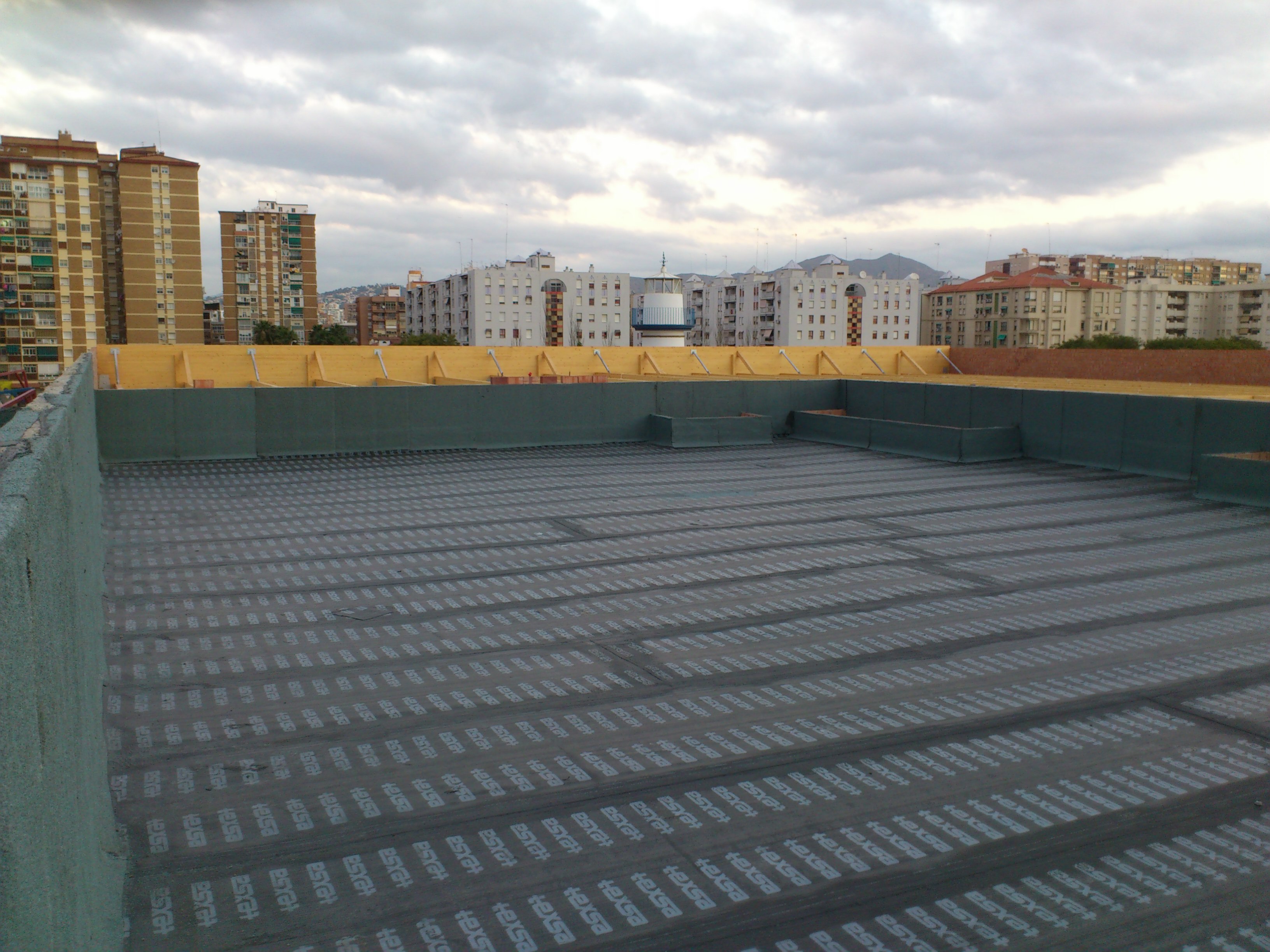 Instalacion lamina adherida, con perimetro de mineral.