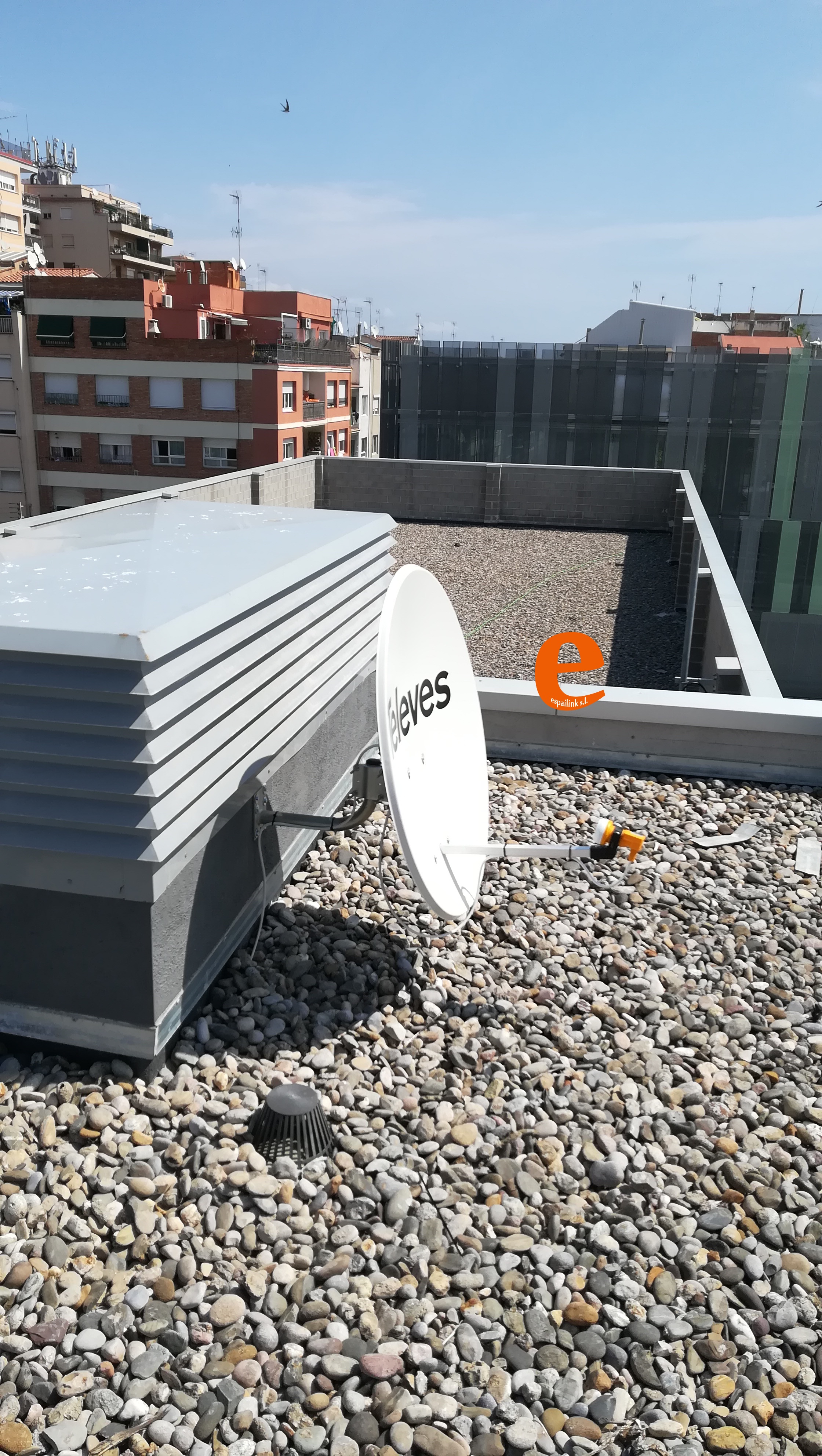 Instalación de antena parabólica satélite.