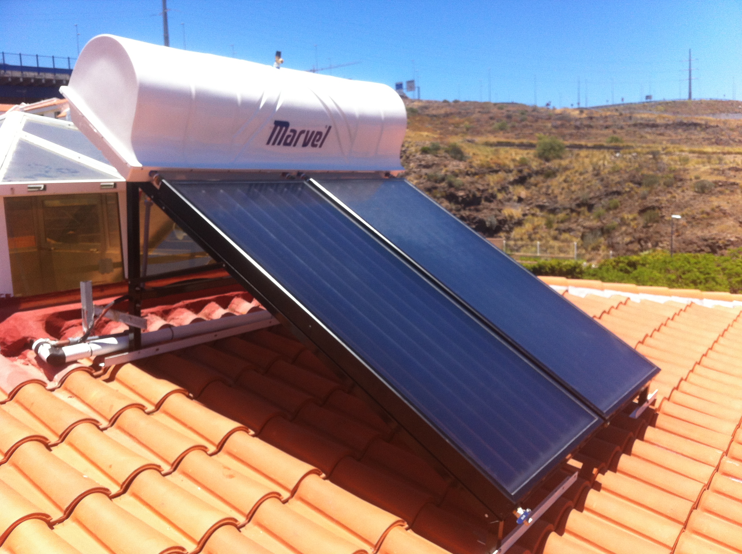 Instalación solar térmica sobre cubierta de teja
