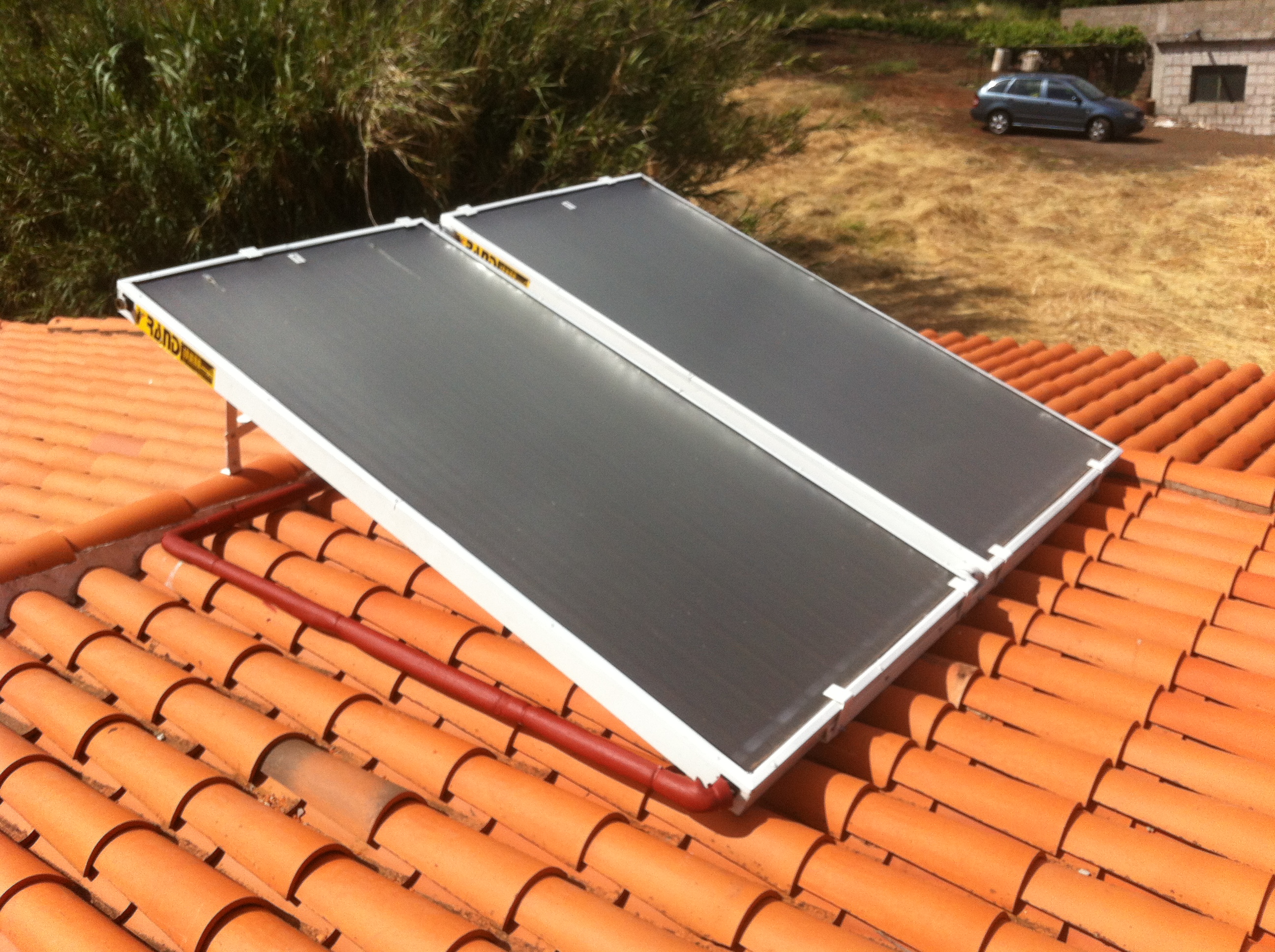 Instalación solar térmica sobre cubierta de teja