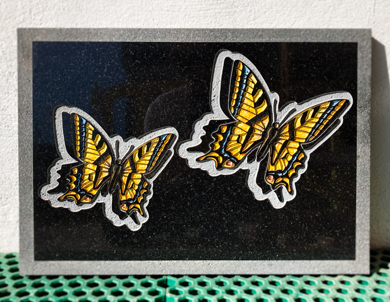 Granito negro grabado con color