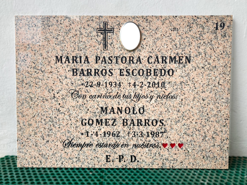 Lápida de porriño con fotocerámica y dedicatoria.