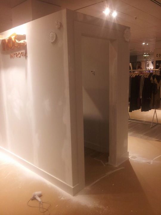 Lijando y preparando paredes para posteriormente aplicar esmalte laca base agua en corner de Corte Ingles