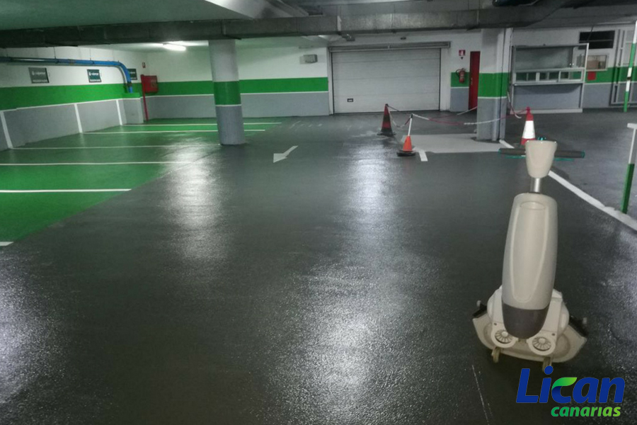 Limpieza de garaje con fregadora industrial