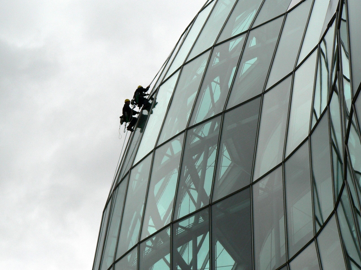 Limpieza muro cortina curvo