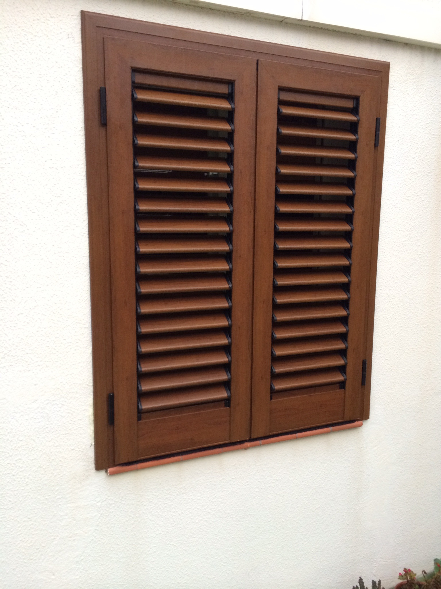 Mallorquina aluminio acabado roble oscuro