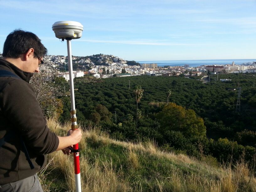 Medición de deslinde y superficie para actualización catastral