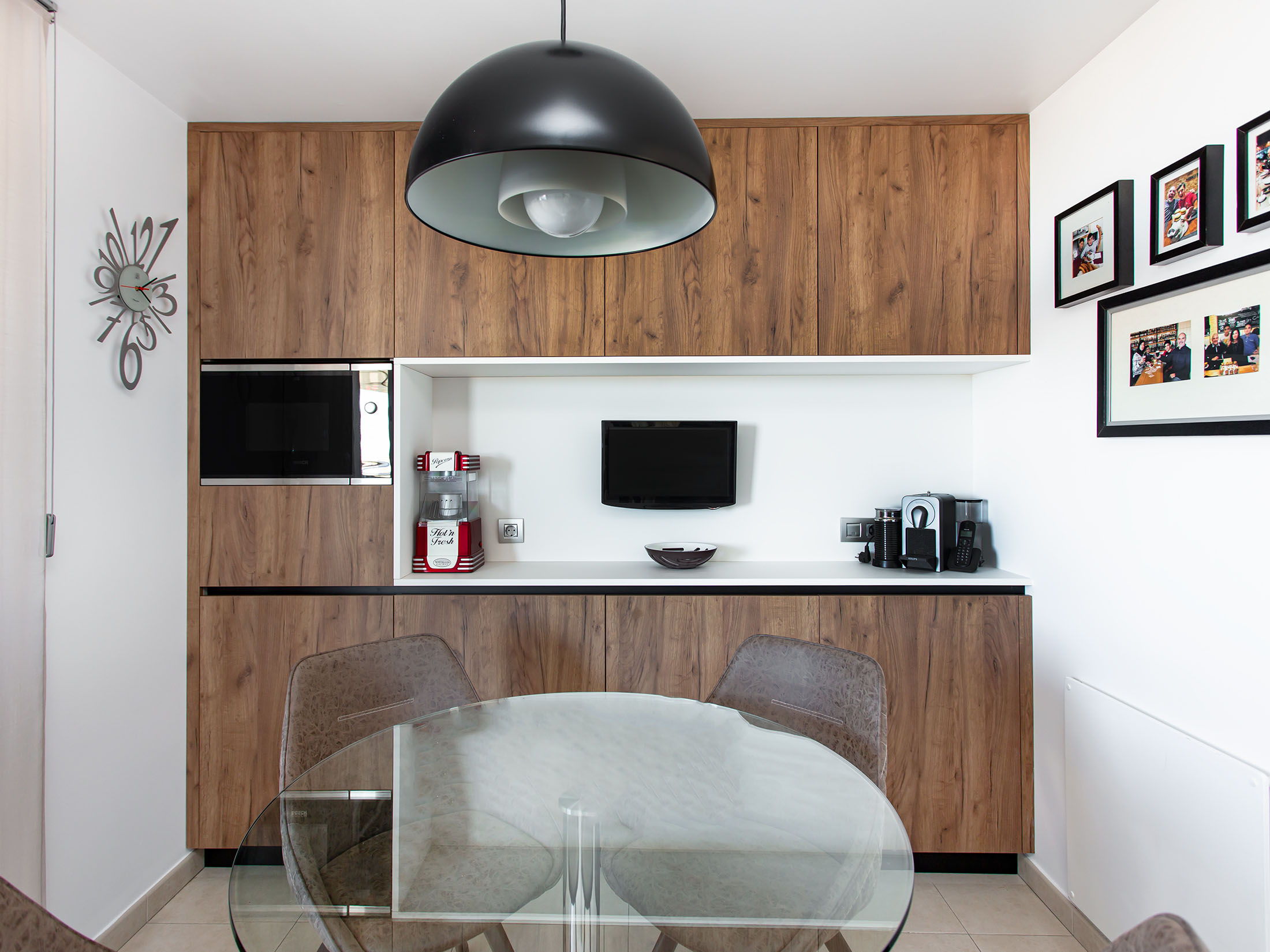 Cocina. Zona de microondas y mesa