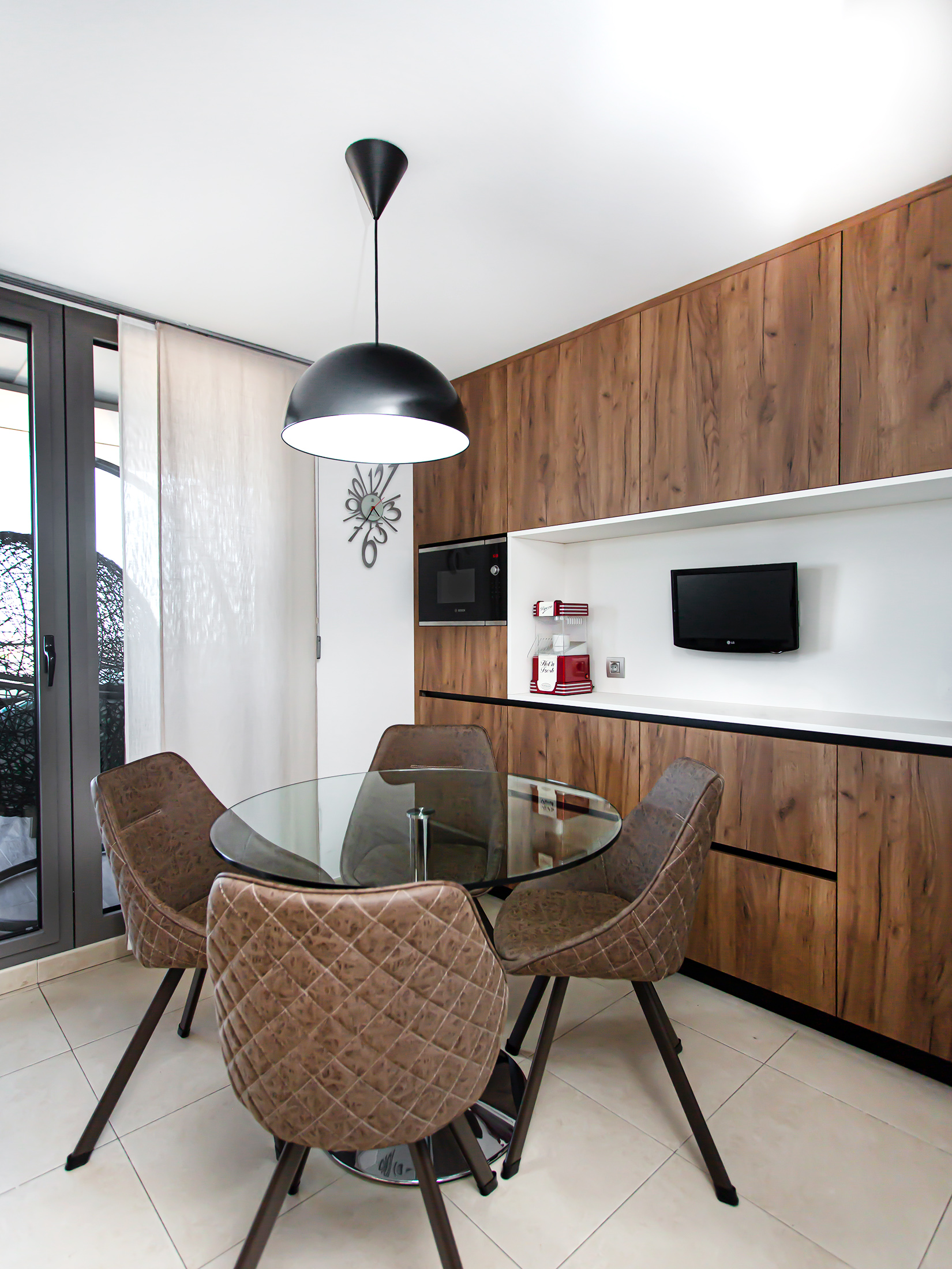 Cocina. Zona de mesa y microondas