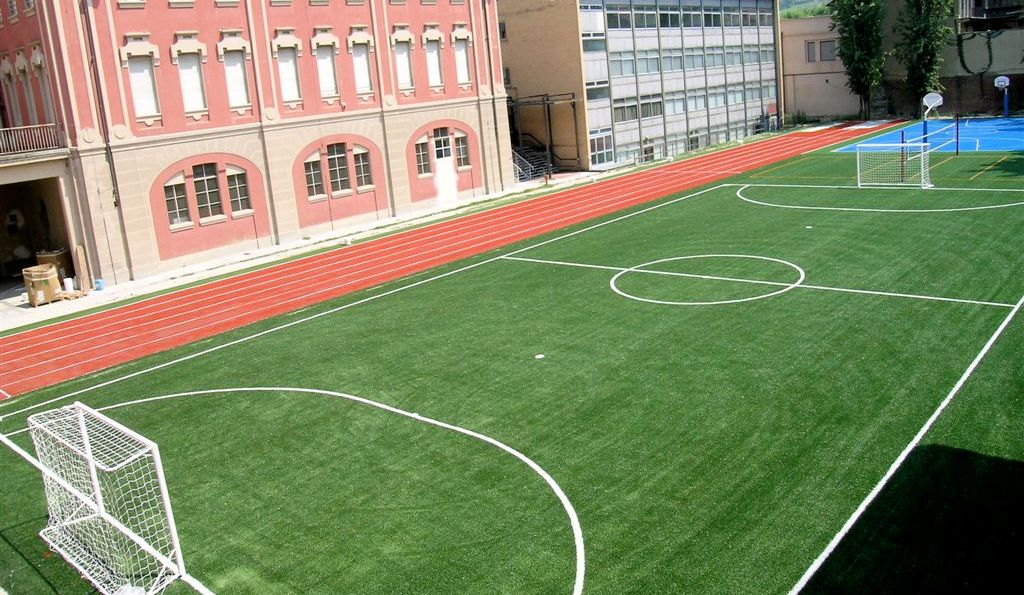 Campo de hierba artificial y pñistya de atletismo en Colegio