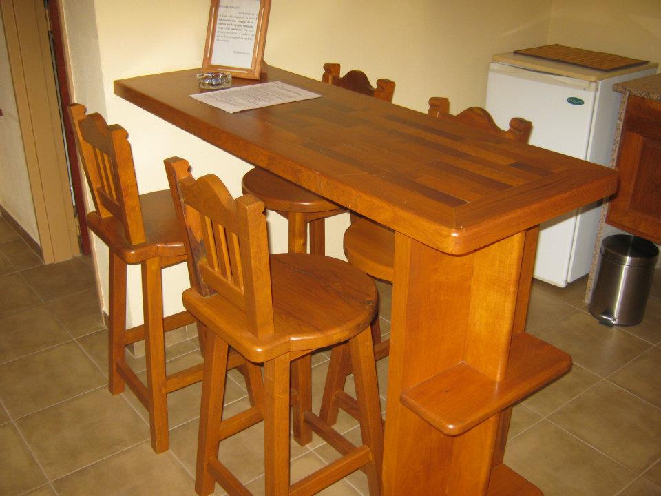 Muebles de algarrobo de Hotel La Pecunia