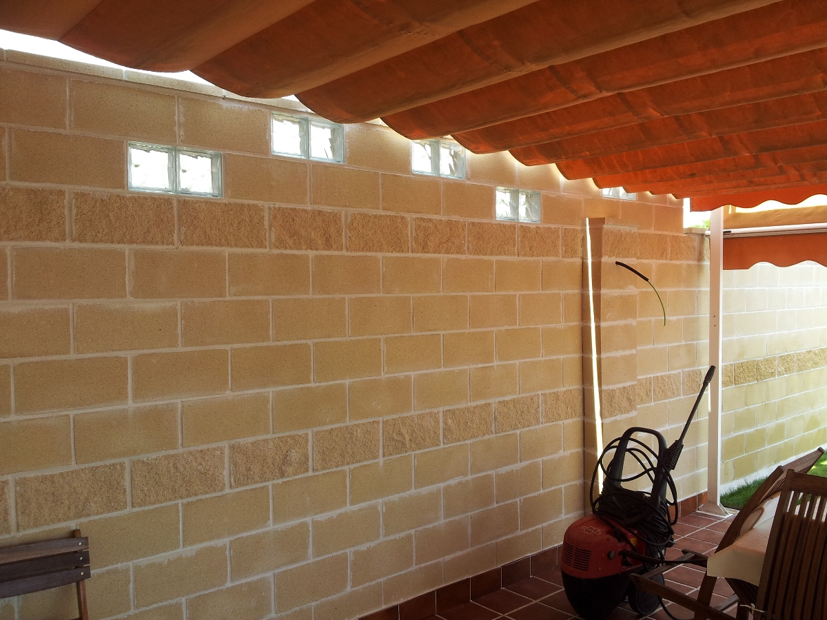 muro de bloques con paves