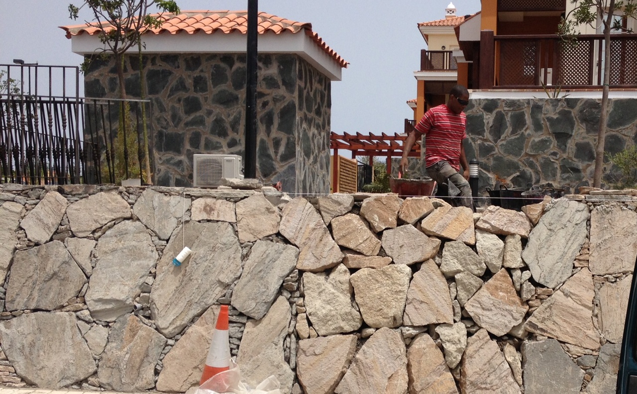 muro de piedra en arguineguin