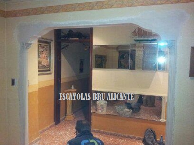 arco de escayola con columnas a medida en Elche (Alicante)