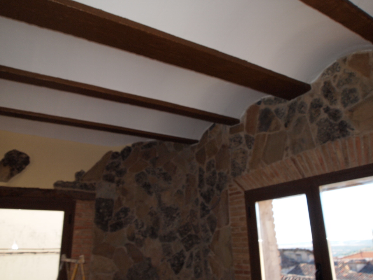 VIGAS DE HORMIGON CONVERTIDAS EN FALSAS VIGA DE MADERA