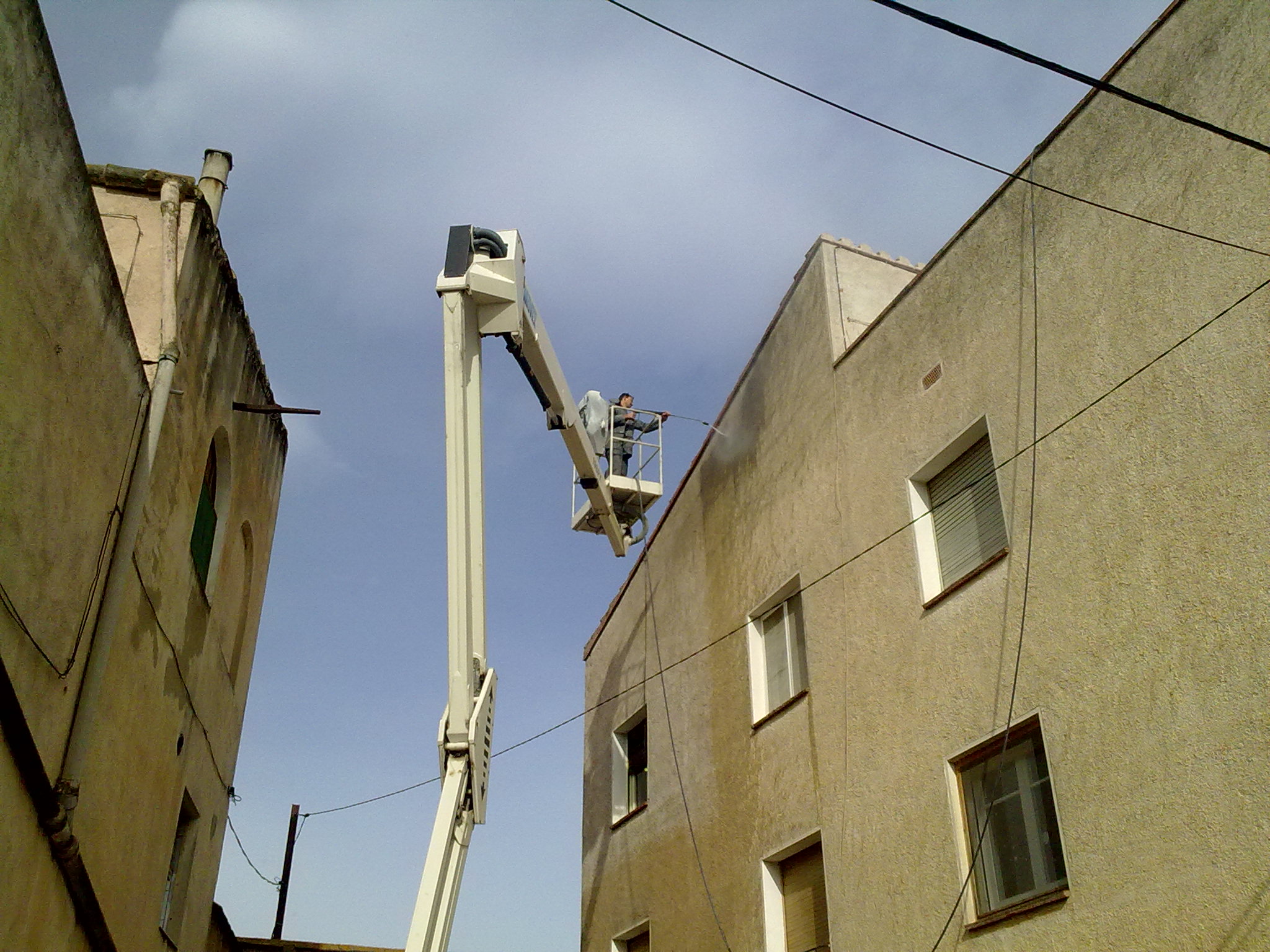 neteja amb aigua a presio i grua