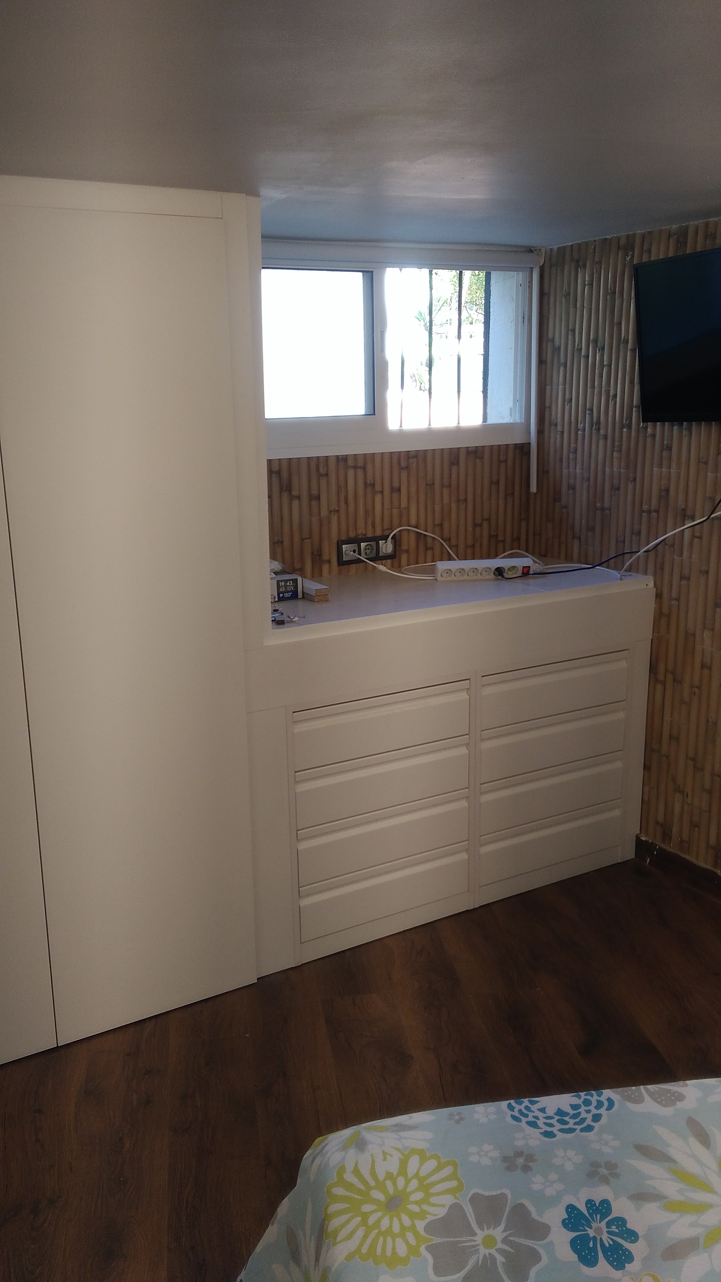 Armario con cómoda empotrada