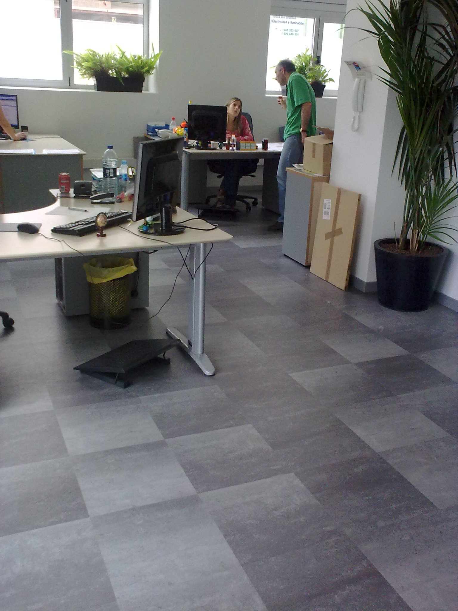 Parquet flotante sintetico en Oficina Atarrabia