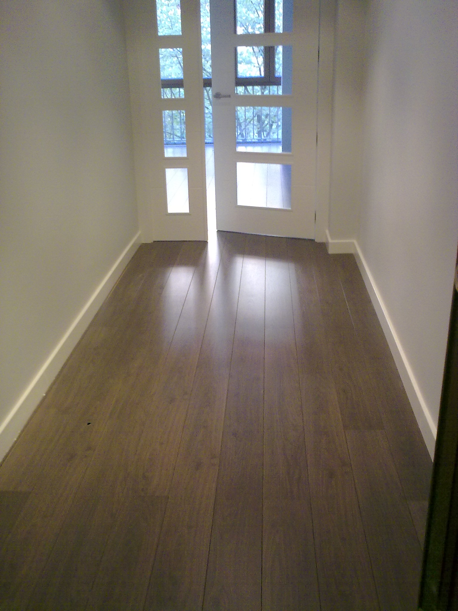 Parquet flotante sintetico y puertas en vivienda Pamplona