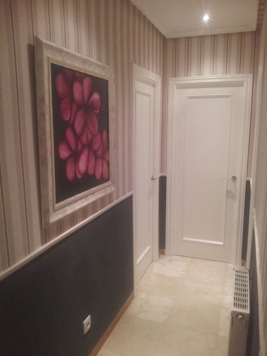 Parte superior papel pintado, zocalo imitacion a piedra color pizarra y lacado de puertas y junquillo de madera