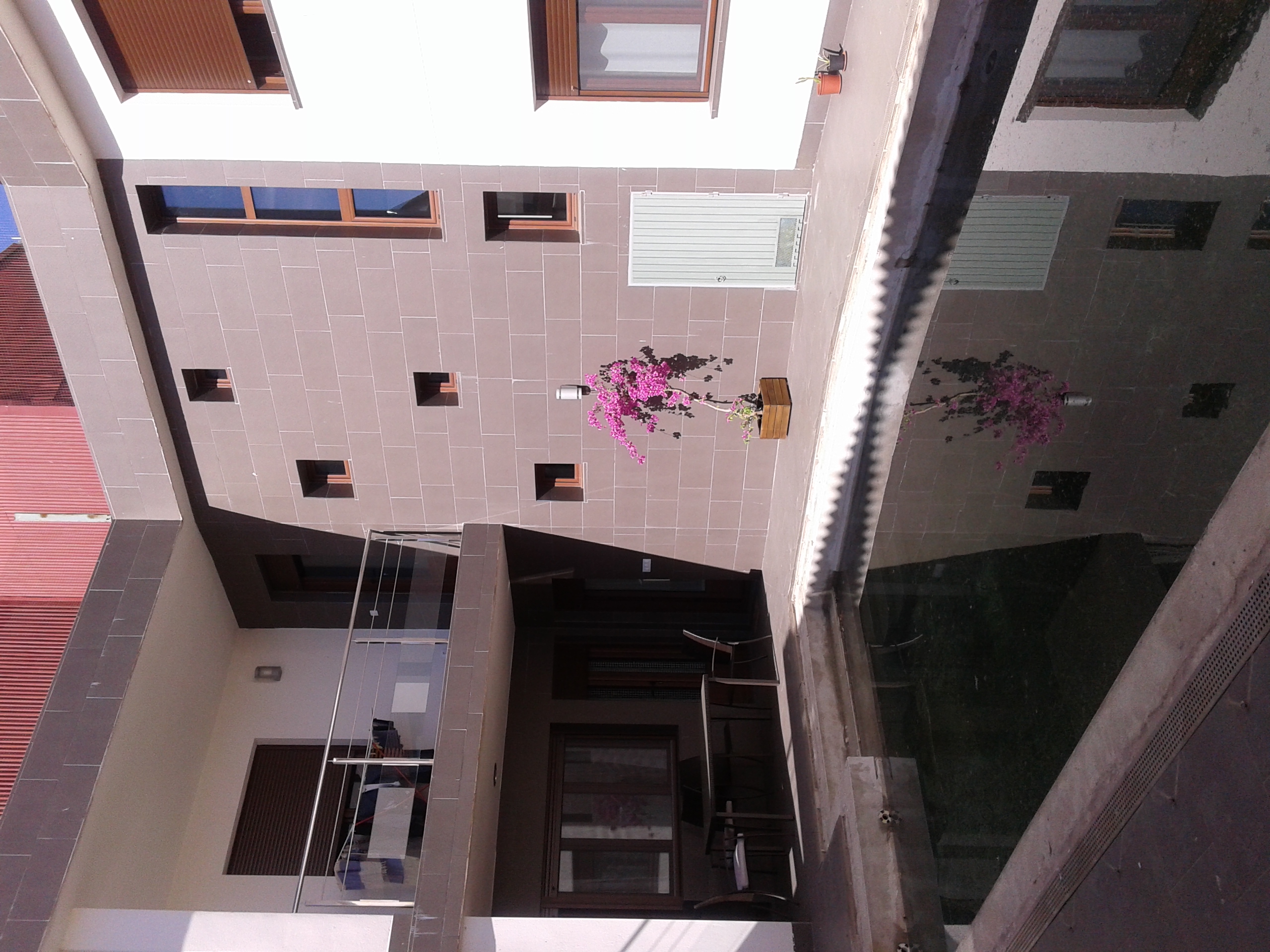 Patio interior con piscina.