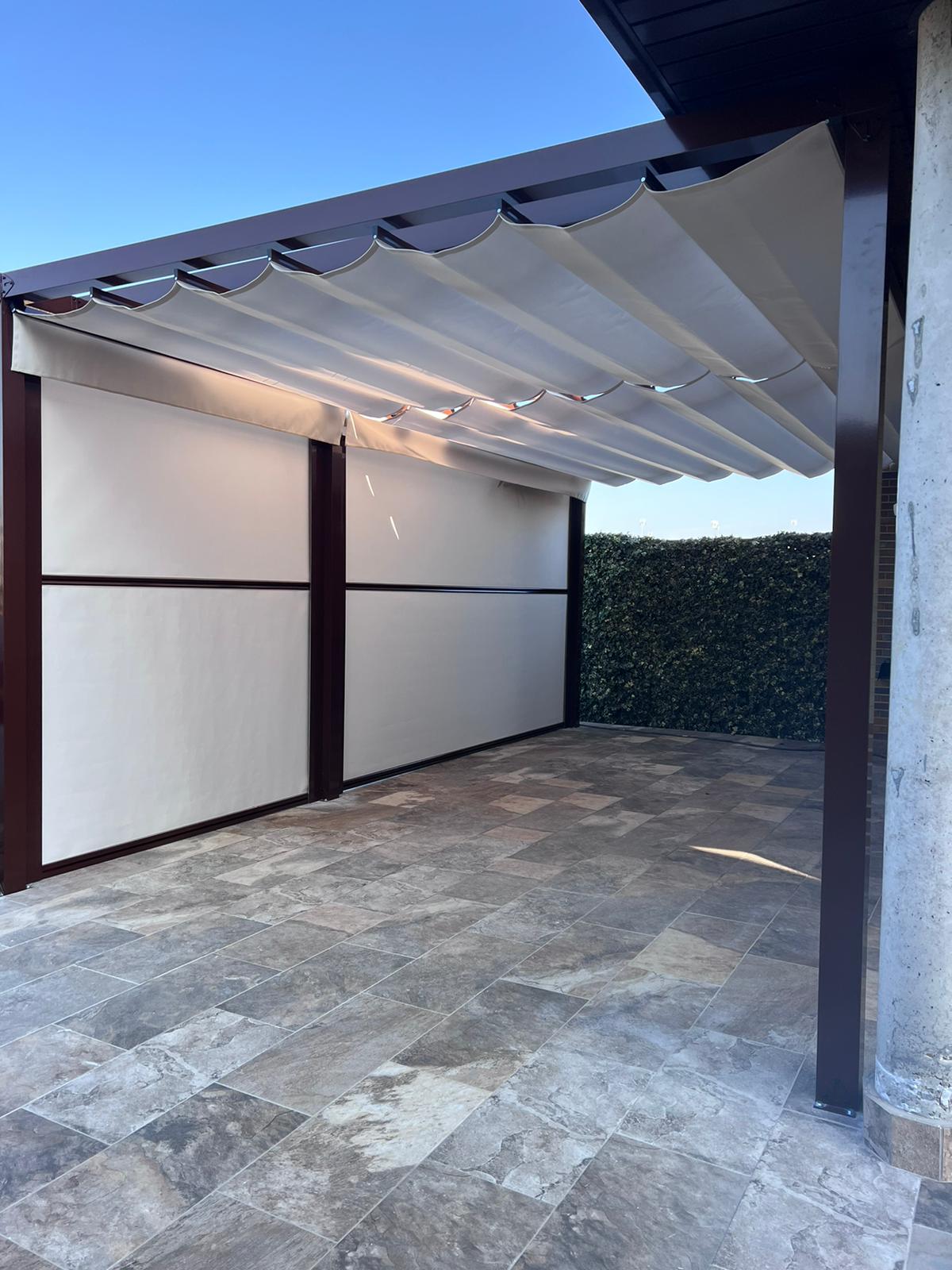 Pérgola con toldos cortavientos