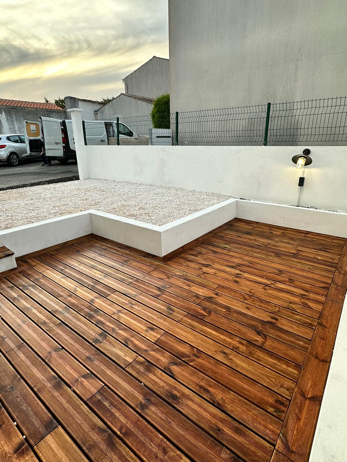 Terraza luminosa con acabados resistentes