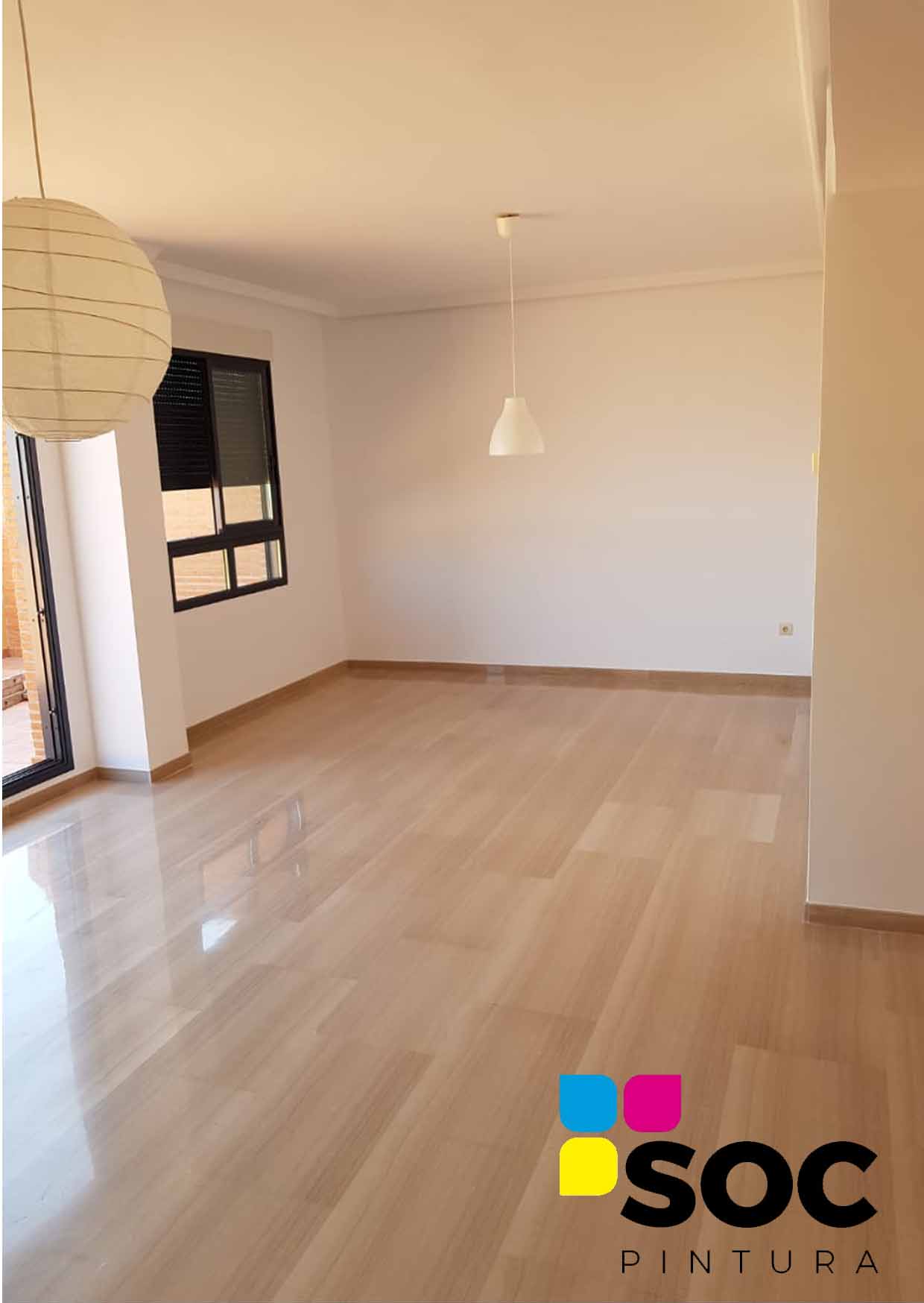 Salón pintado en blanco.