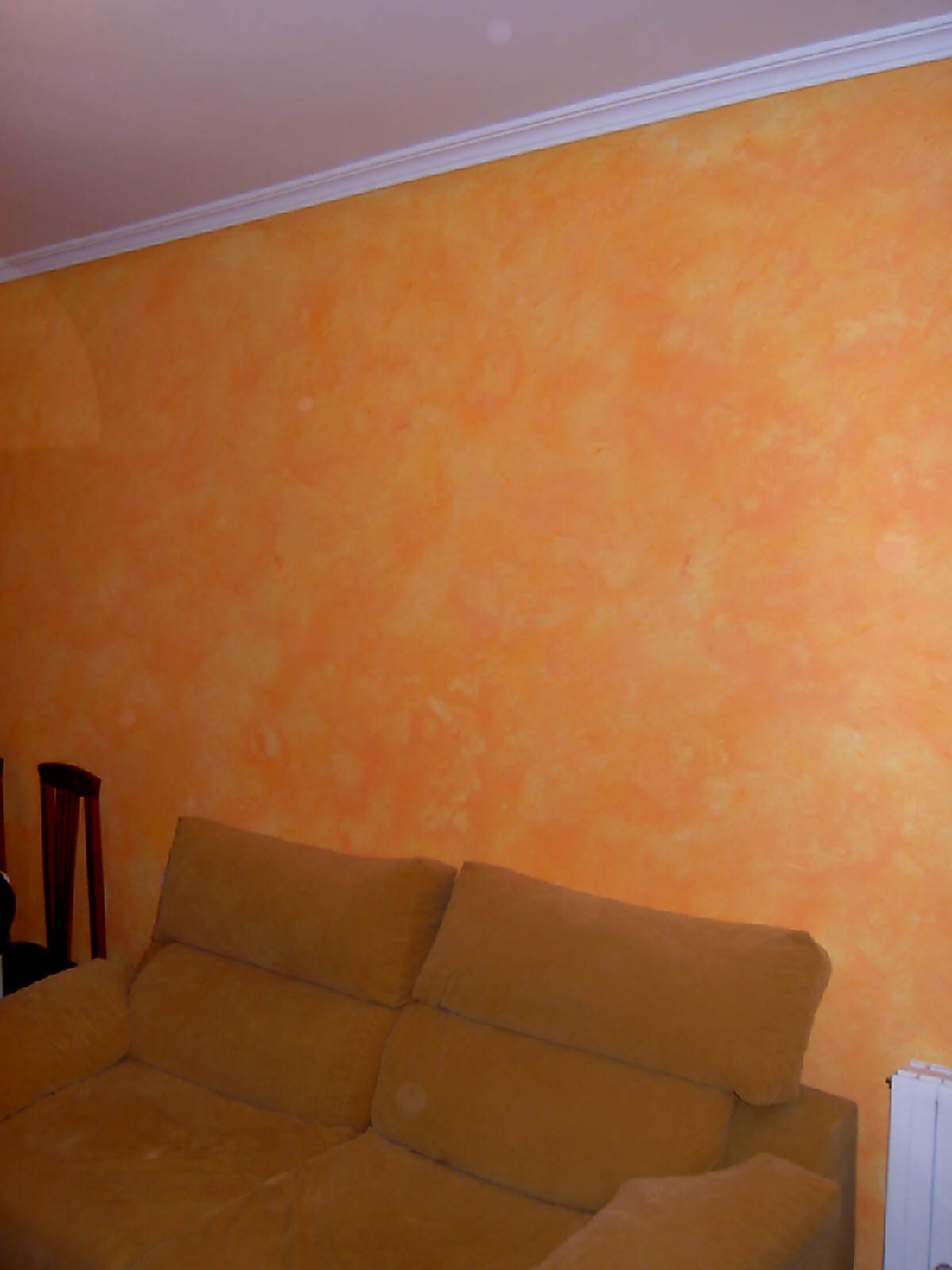 Decoración en pared principal de salón.