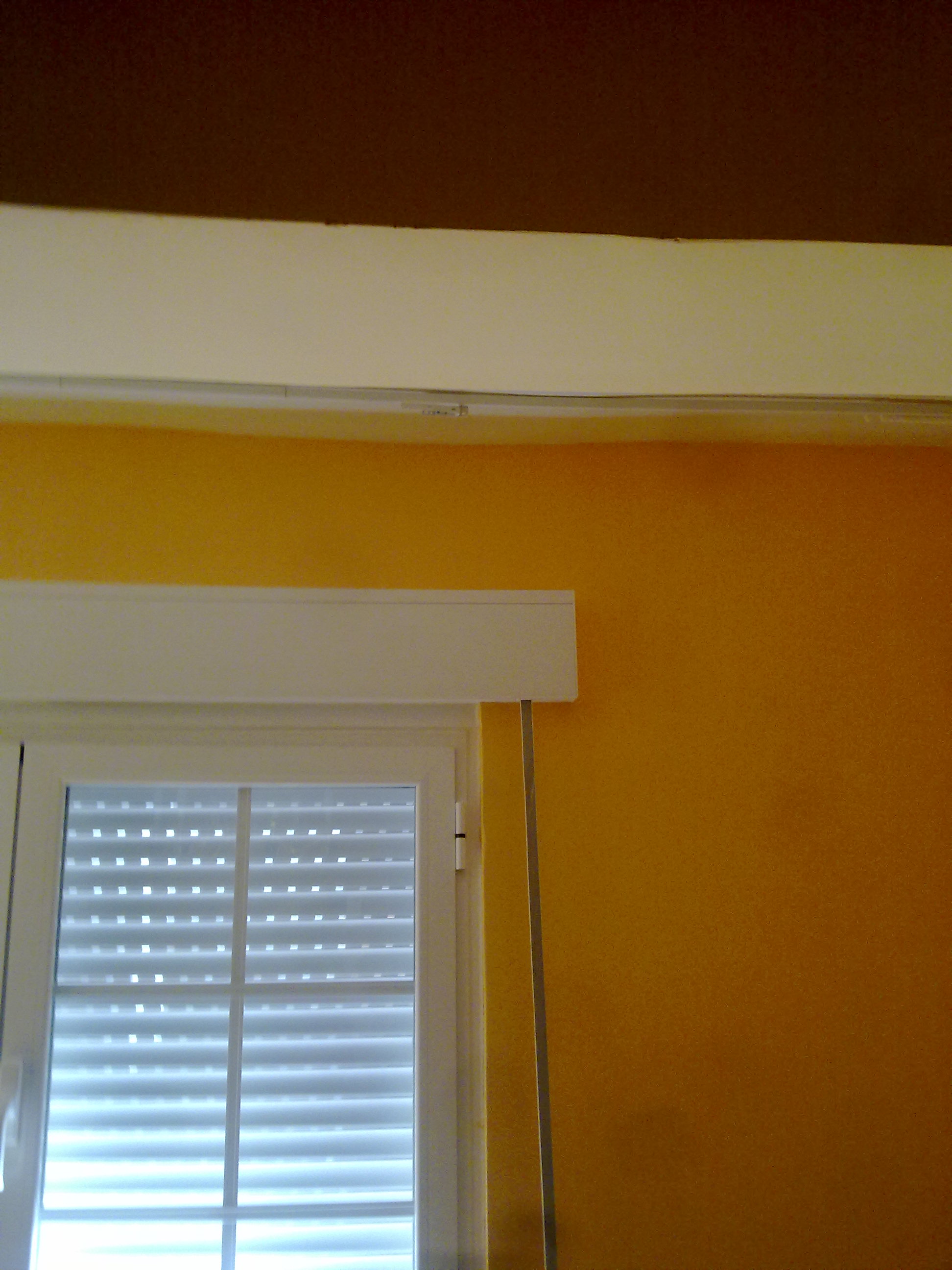 pintado de salon con persiana nueva y hueco cerrado