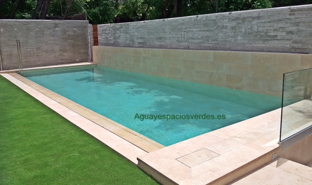 Piscina de obra con revestimiento porcelánico