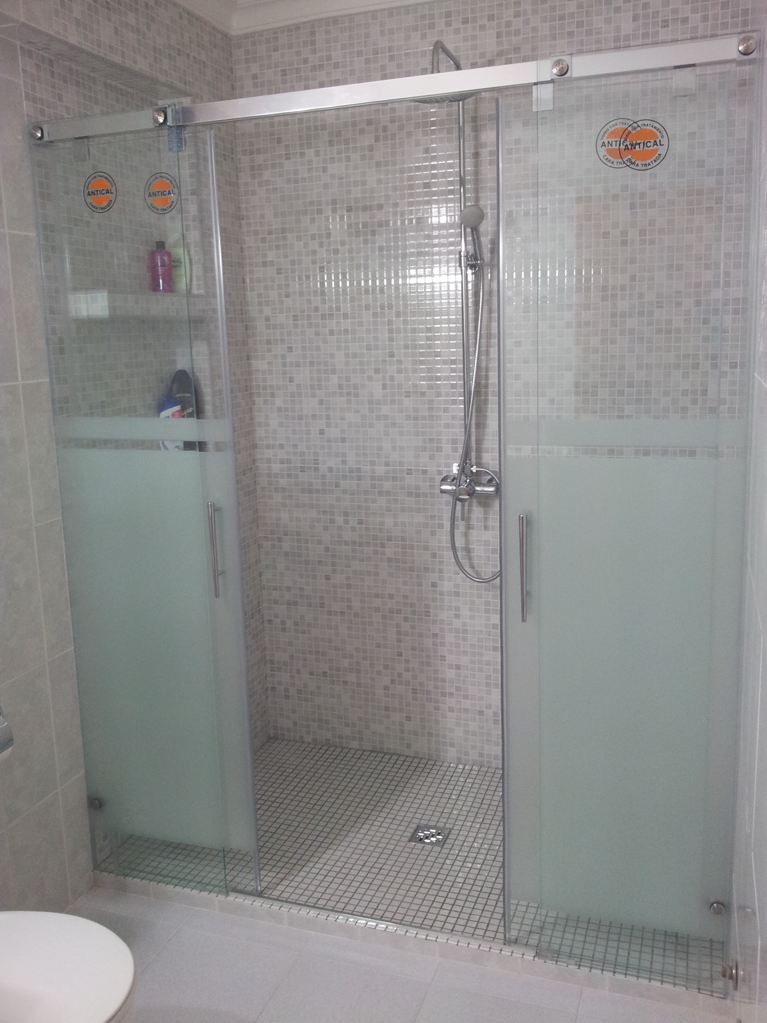 Plato de ducha con mampara antical