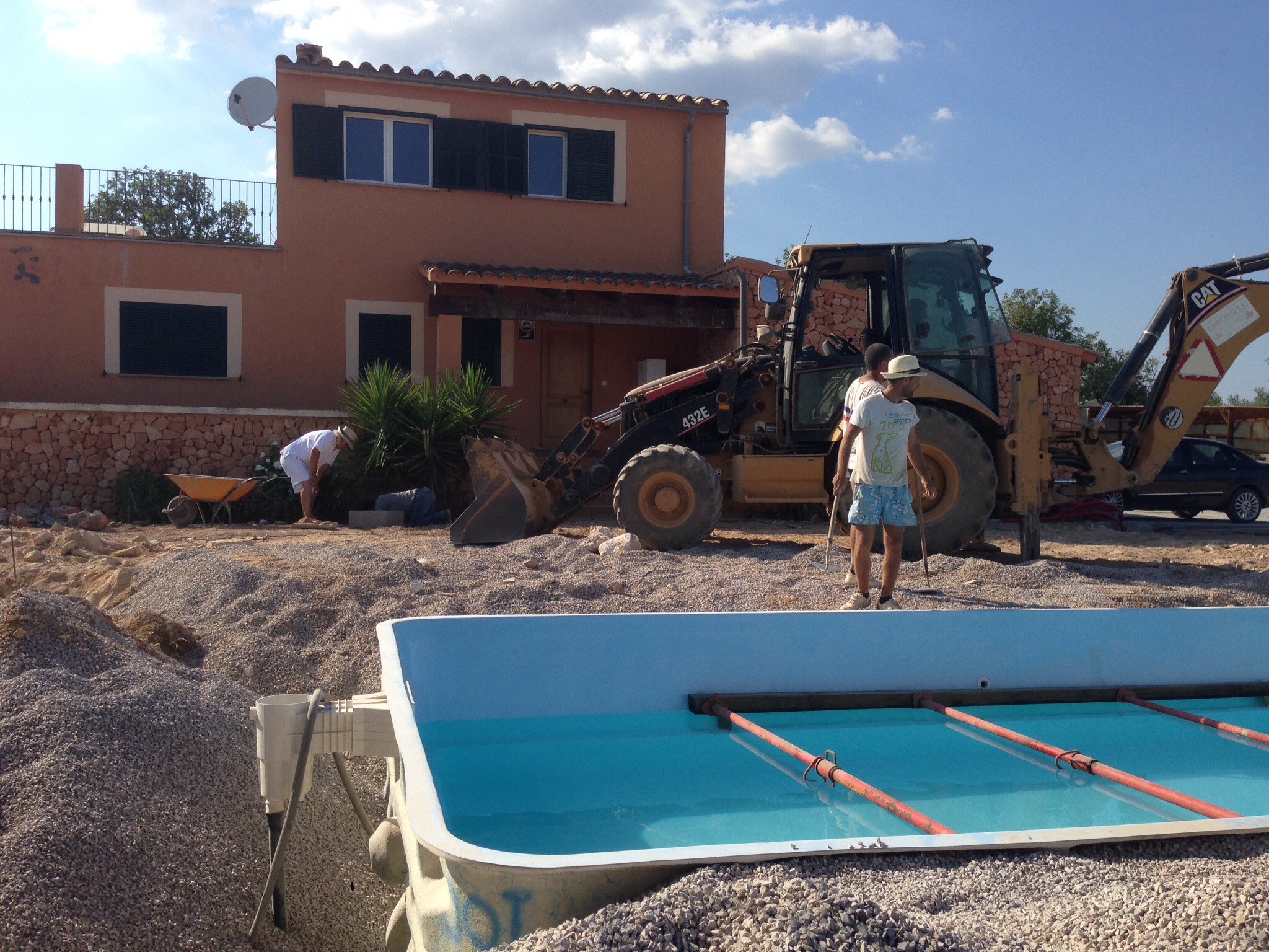 Preparación terraza piscina con excavadora 