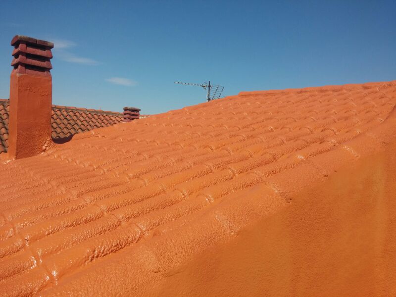 Proyección de espuma de poliuretano de alta densidad sobre tejado.